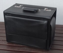 Kvalitní černá brašna 43×32×25 cm se zámkem – univerzální